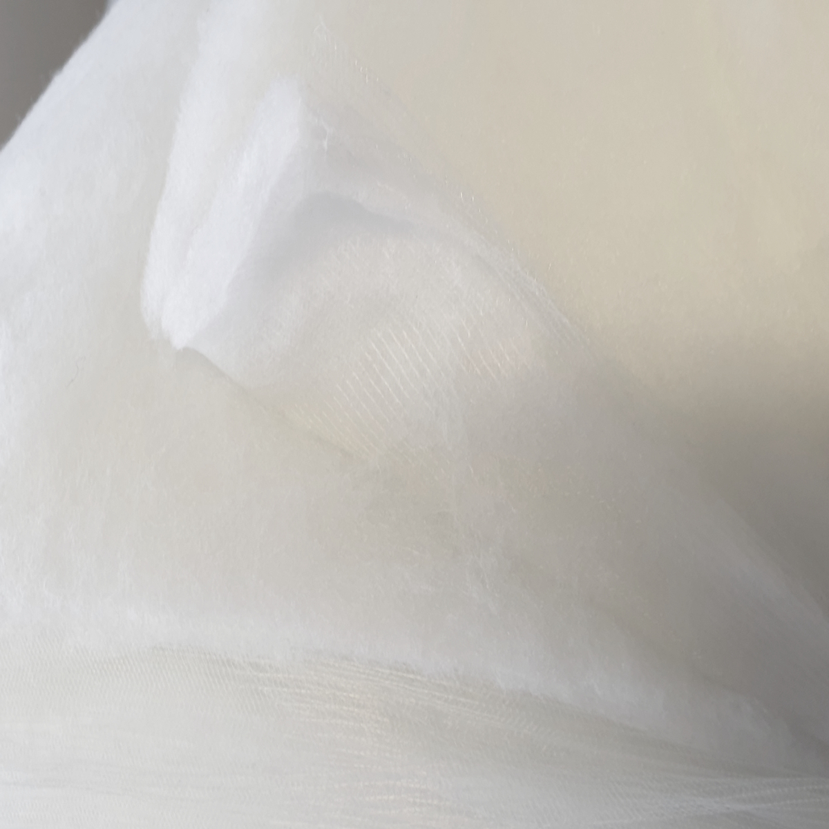 Polyesterwatte, kaschiert 200 g/m2, 160 cm, VE Rolle(n) 40m, einseitig mit Charmeuse kaschiert, Diolenwatte, Dacron